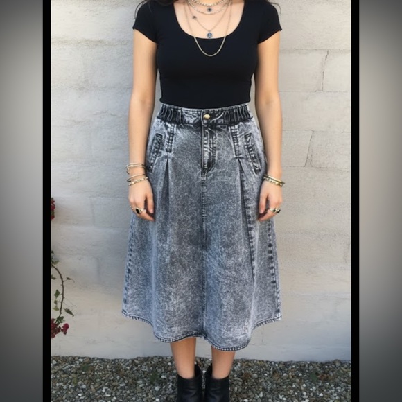 Gloria Vanderbilt Dresses & Skirts - Vintage grey acid wash denim high waisted pleated midi/ maxi denim skirt